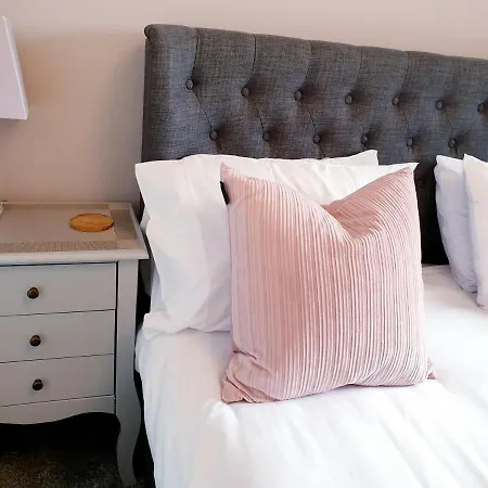 Central Luxury Two Bed Dog Friendly アパート