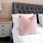 Central Luxury Two Bed Dog Friendly Lejlighed