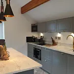 Central Luxury Two Bed Dog Friendly Lejlighed *