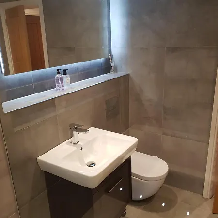 Central Luxury Two Bed Dog Friendly דירה ווינדרמר