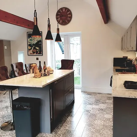 Central Luxury Two Bed Dog Friendly