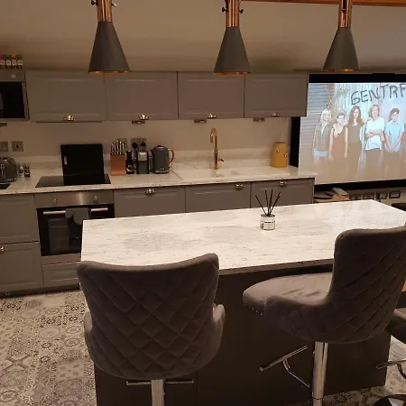 Central Luxury Two Bed Dog Friendly Apartment Windermere